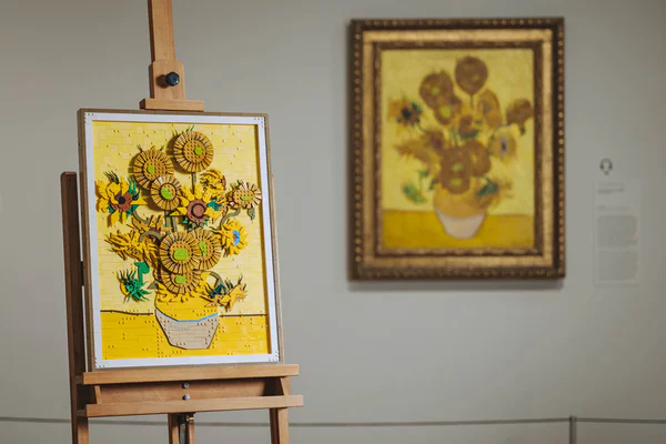 LEGO Art Zonnebloemen bij het schilderij van Vincent van Gogh